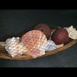 DECORATIVE CANOES WITH SEASHELLS